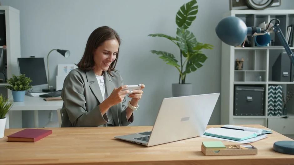 Vue plongeante de documents de stratégie marketing et de graphiques disposés sur un bureau, illustrant la planification commerciale.