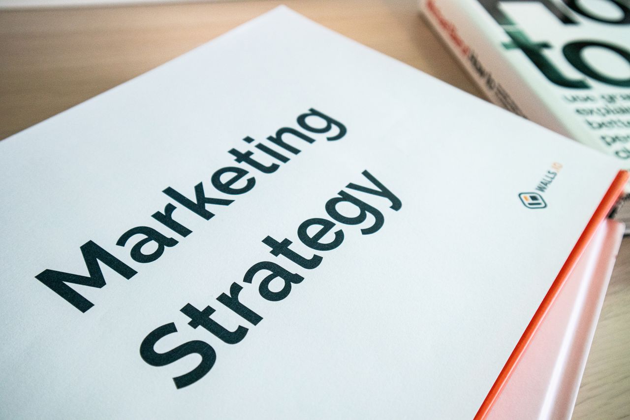 Vue rapprochée d’un document de stratégie marketing posé sur un bureau, idéale pour un contenu d’entreprise.